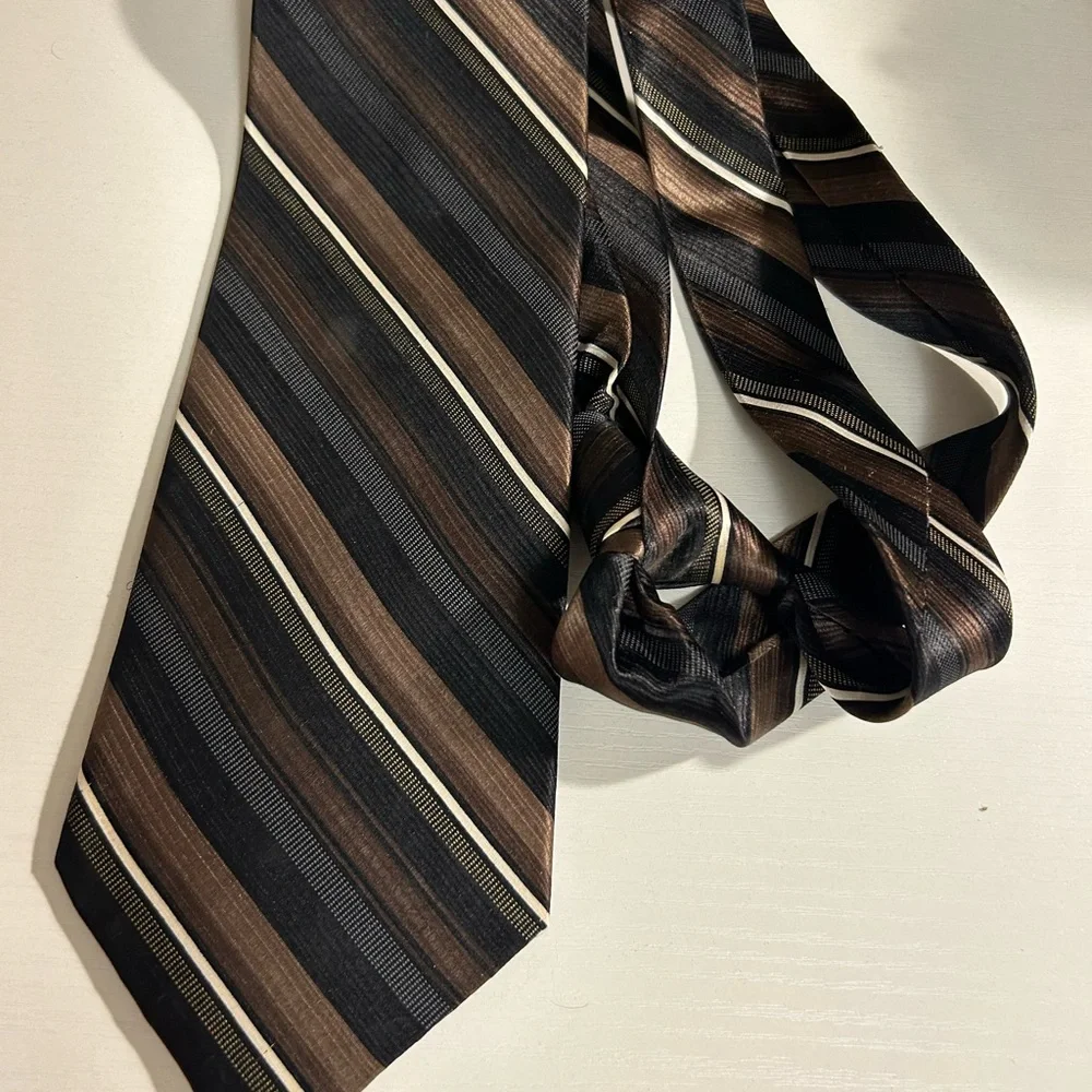 Elegant Striped Brown and‎ Black Tie